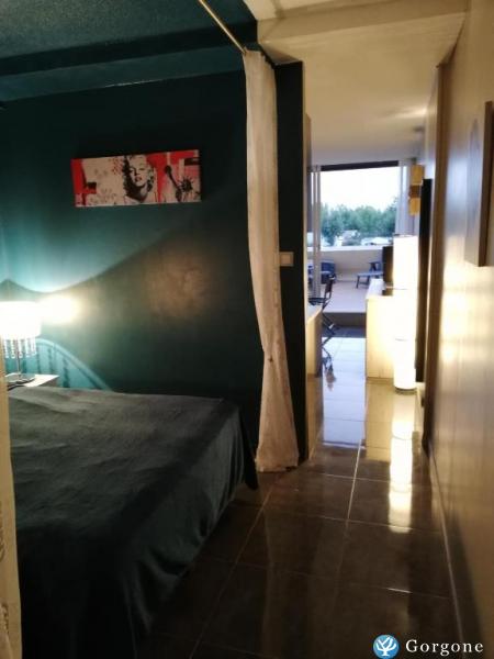 Photo n°4 de : T2 de 27 m2 avec Terrasse de 20 m2  50 m de la plage